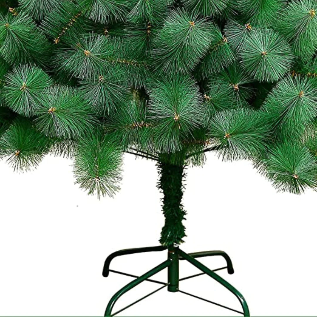 Novogodišnja jelka postavljena u dnevnoj sobi