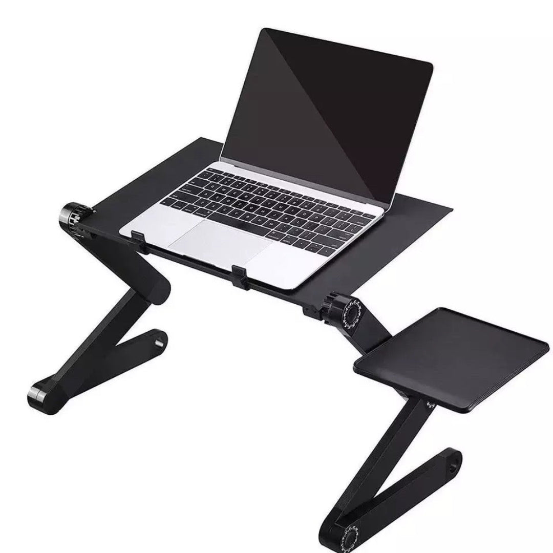 Radni sto za laptop postavljen u dnevnoj sobi