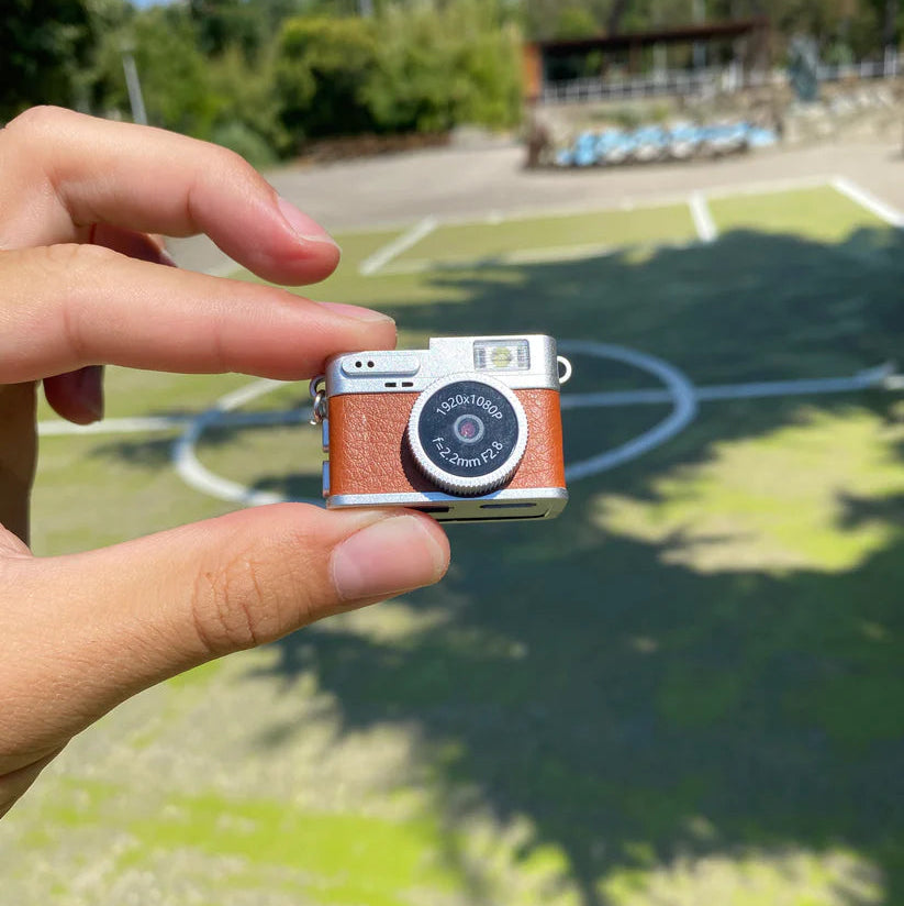 Mini retro kamera za privezak sa ekranom i blicem