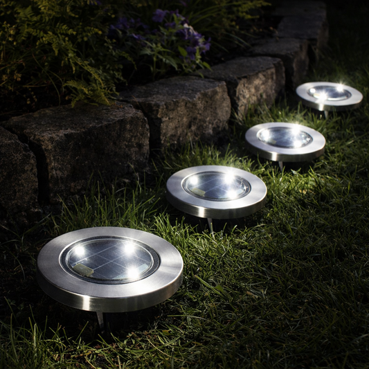 Solarne lampe za eksterijer osvetljavaju dvorište noću