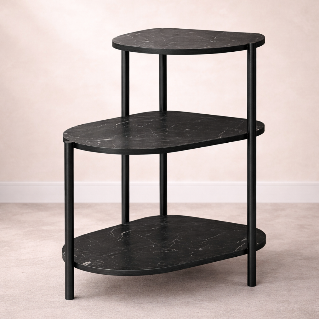 Pomocni sto pored sofe sa modernim dizajnom