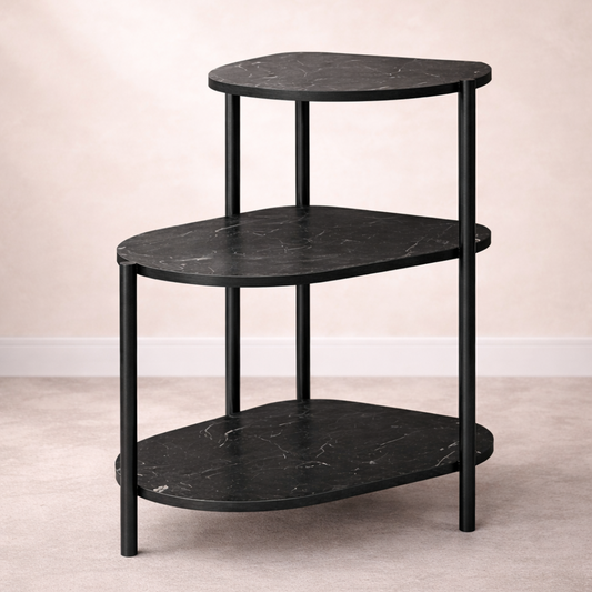 Pomocni sto pored sofe sa modernim dizajnom