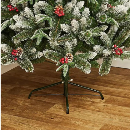 Novogodišnja jelka postavljena kao praznična dekoracija