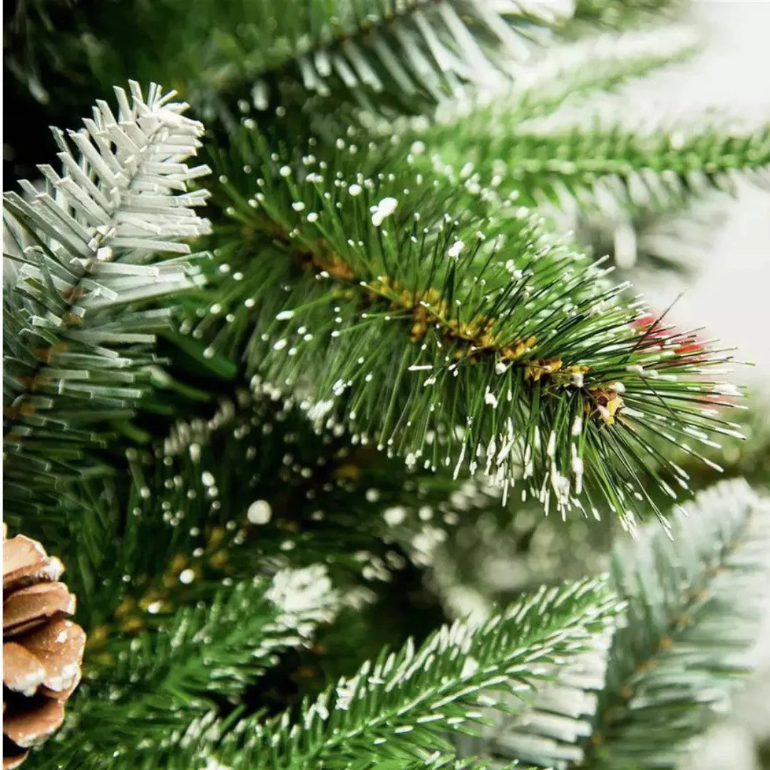 Novogodišnja jelka postavljena kao praznična dekoracija