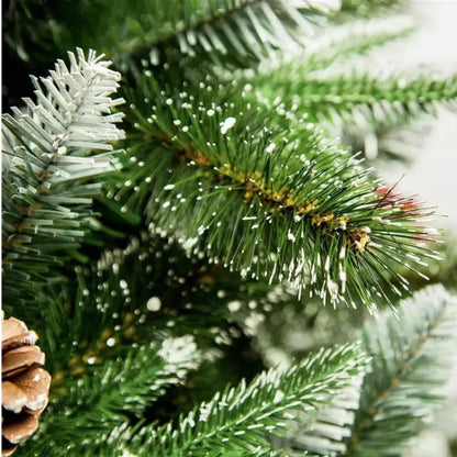 Novogodišnja jelka postavljena kao praznična dekoracija