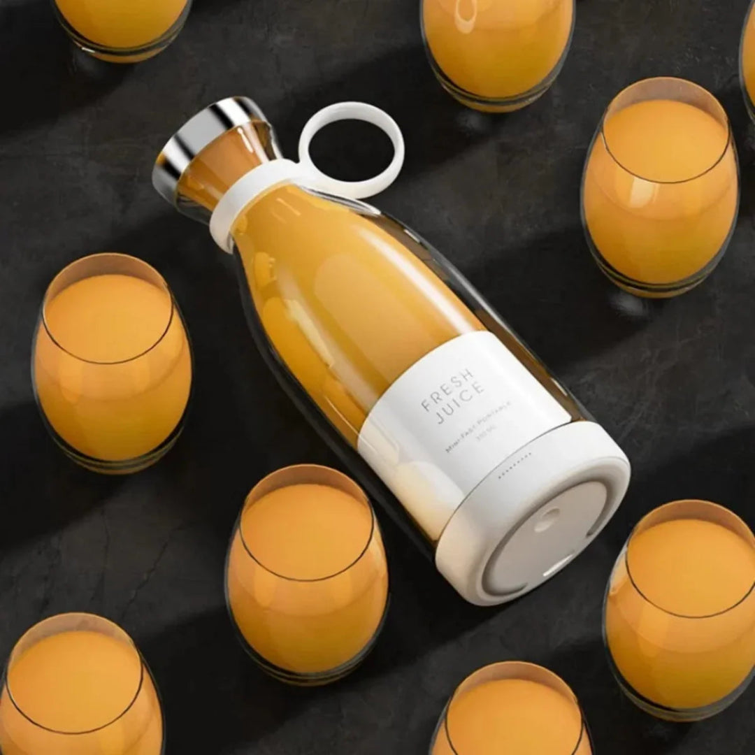 Smoothie od banana i jagoda pripremljen USB blenderom