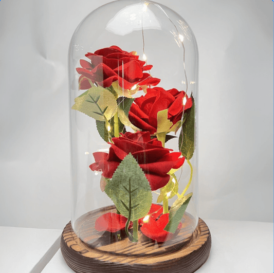 Trostruka crvena ruža u staklenom zvonu sa LED svetlima