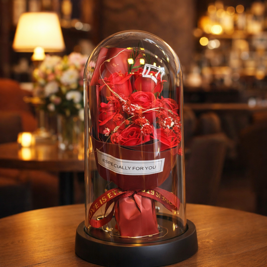 Vecna crvena ruza sa LED svetlima kao romanticna dekoracija